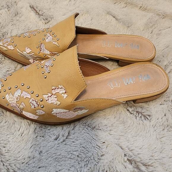 MI IM EMBROIDERED STUDDED BEIGE MULES SIZE 8 - Picture 1 of 6